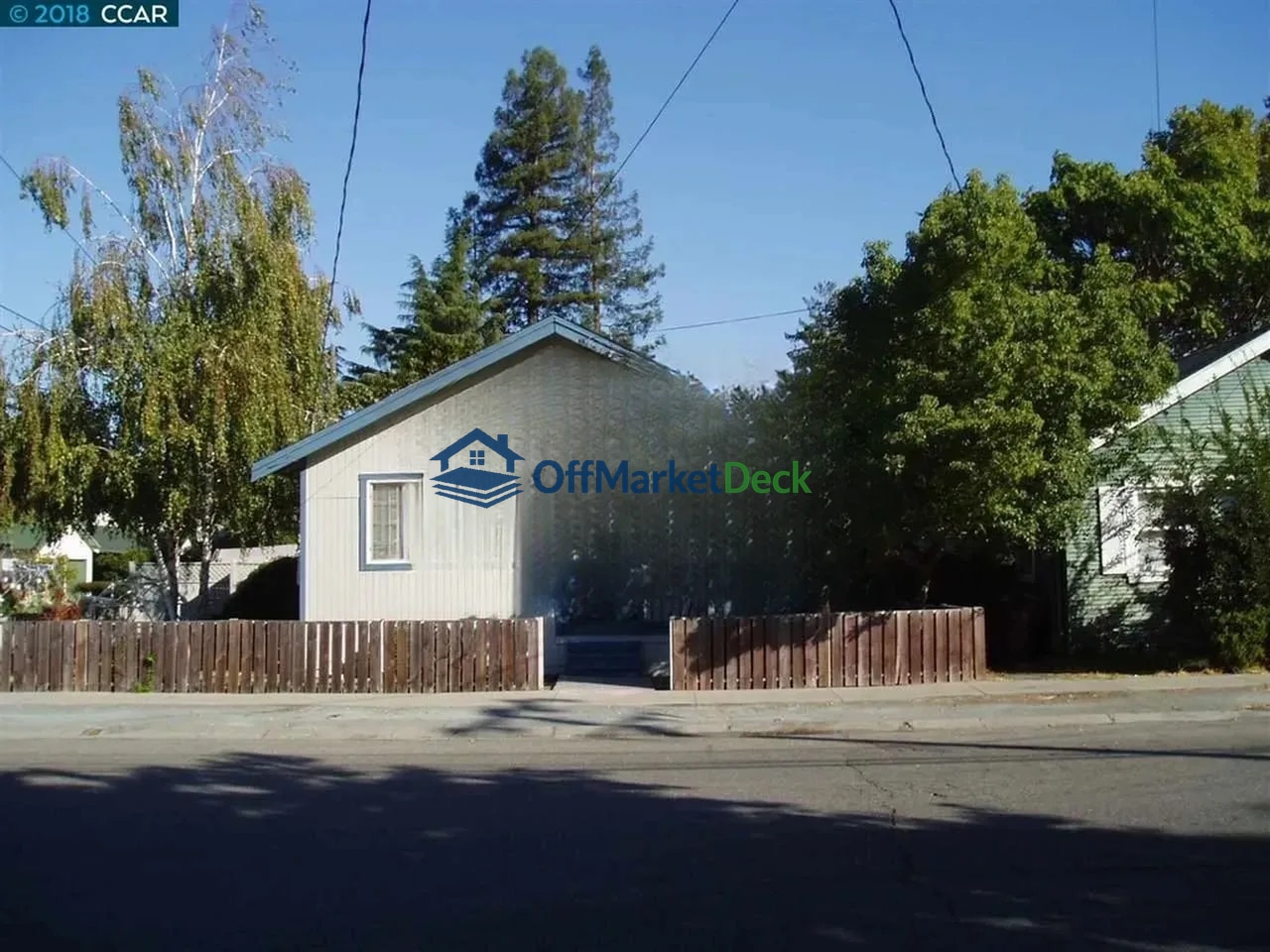 Off-market house in Martinez, California — 3 beds, 1 bath, $750,000 - Blurred background Image