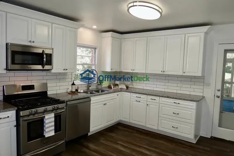Off-market house in Louisville, Kentucky — 3 beds, 3.5 baths, $379,480 — photo 4 of 8