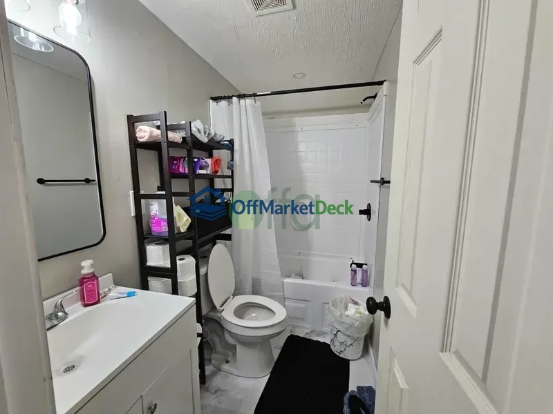Off-market house in Lawrenceburg, Kentucky — 3 beds, 2 baths, $199,800 — photo 5 of 8