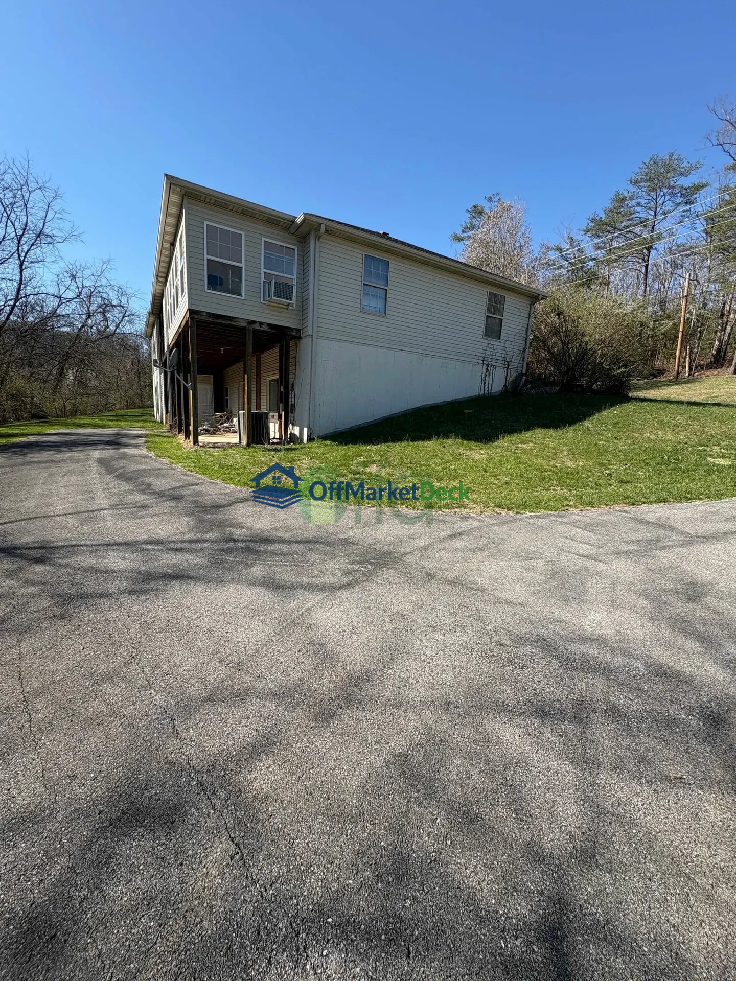 Off-market house in Berea, Kentucky — 3 beds, 2 baths, $226,800 — photo 2 of 8