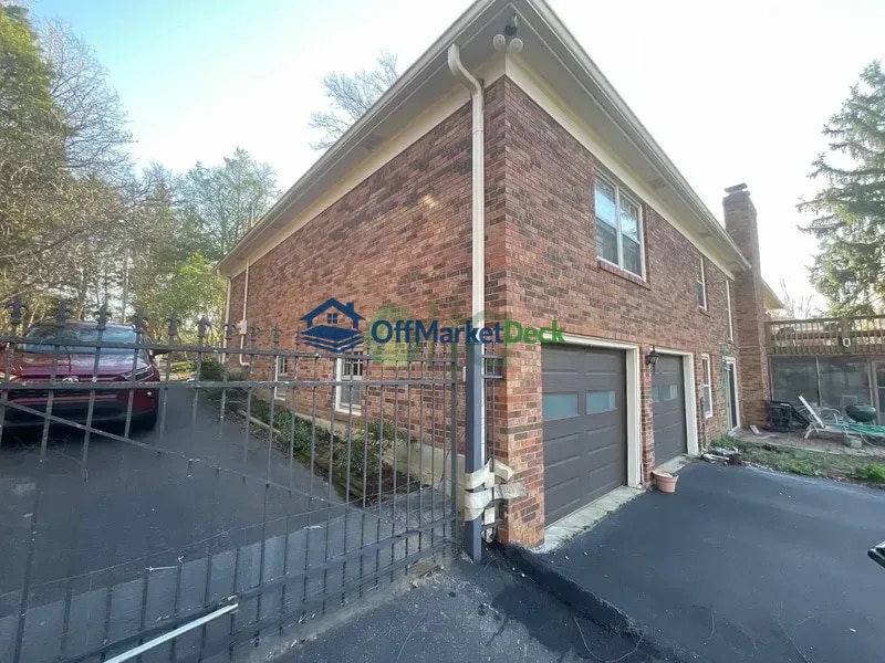 Off-market house in Louisville, Kentucky — 4 beds, 3.5 baths, $535,500 — photo 2 of 8