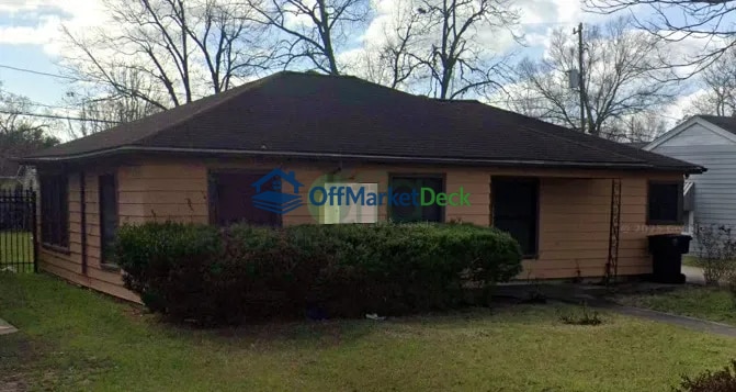 Off-market house in Houston, Texas — 3 beds, 1 bath, $220,000 — photo 2 of 3