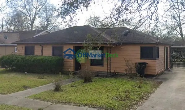 Off-market house in Houston, Texas — 3 beds, 1 bath, $220,000 — photo 3 of 3