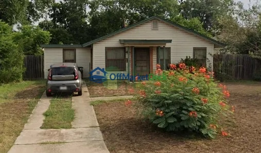 Off-market house in San Antonio, Texas — 3 beds, 1 bath, $140,000 — photo 3 of 3