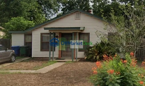 Off-market house in San Antonio, Texas — 3 beds, 1 bath, $140,000 — photo 2 of 3