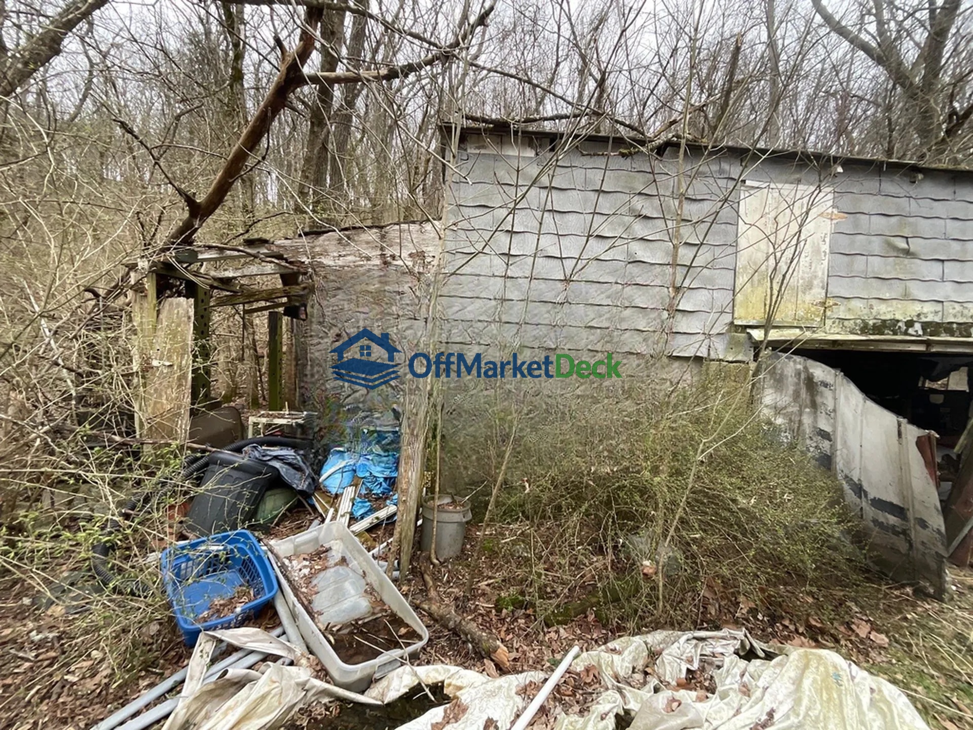 Off-market house in Covington, Kentucky — 3 beds, 2 baths, $185,000 - Blurred background Image