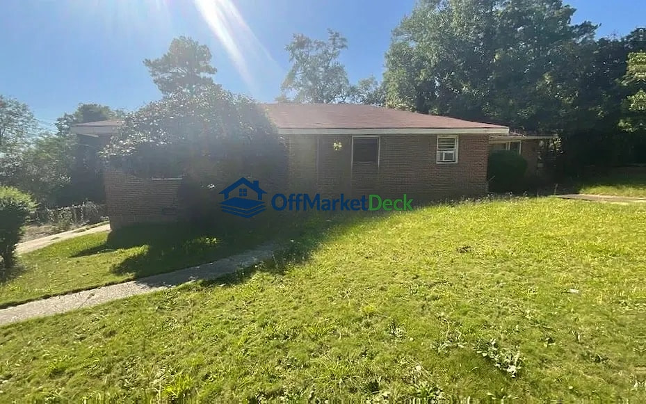 Off-market house in Columbus, Georgia — 4 beds, 2 baths, $96,000 - Blurred background Image