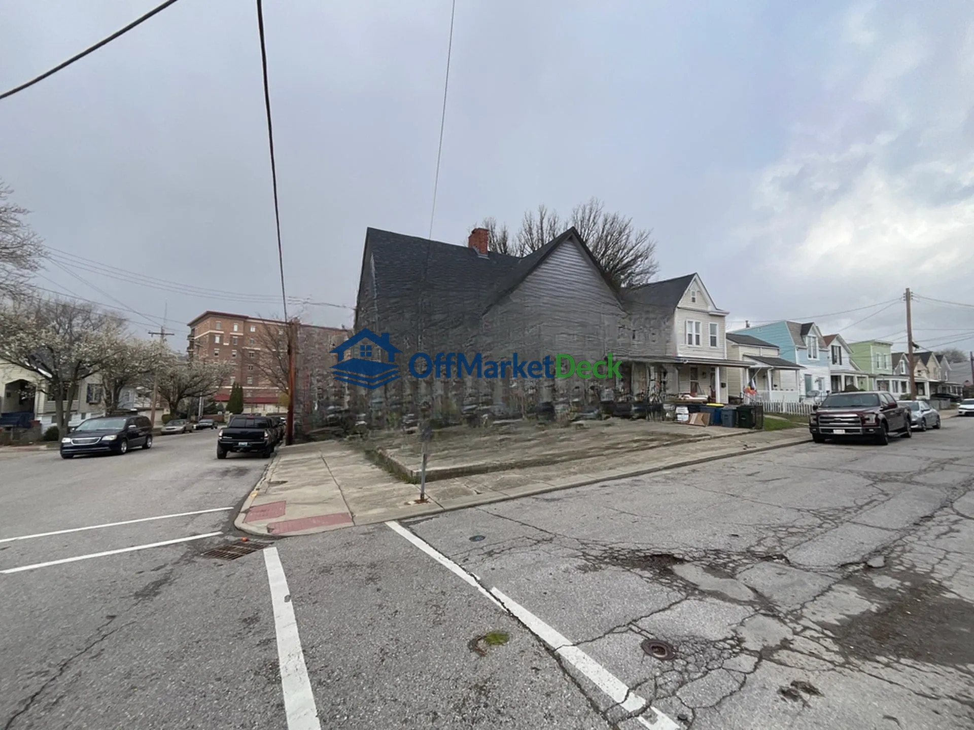 Off-market house in Bellevue, Kentucky — 3 beds, 1.5 baths, $199,000 - Blurred background Image