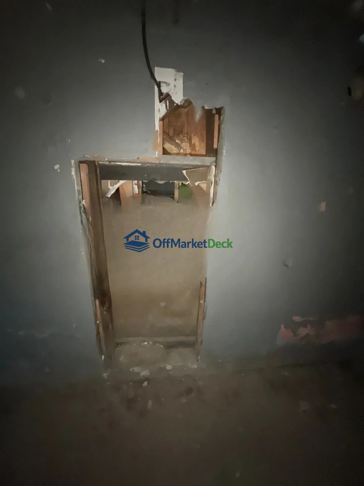 Off-market house in Cincinnati, Ohio — 3 beds, 1 bath, $67,500 - Blurred background Image