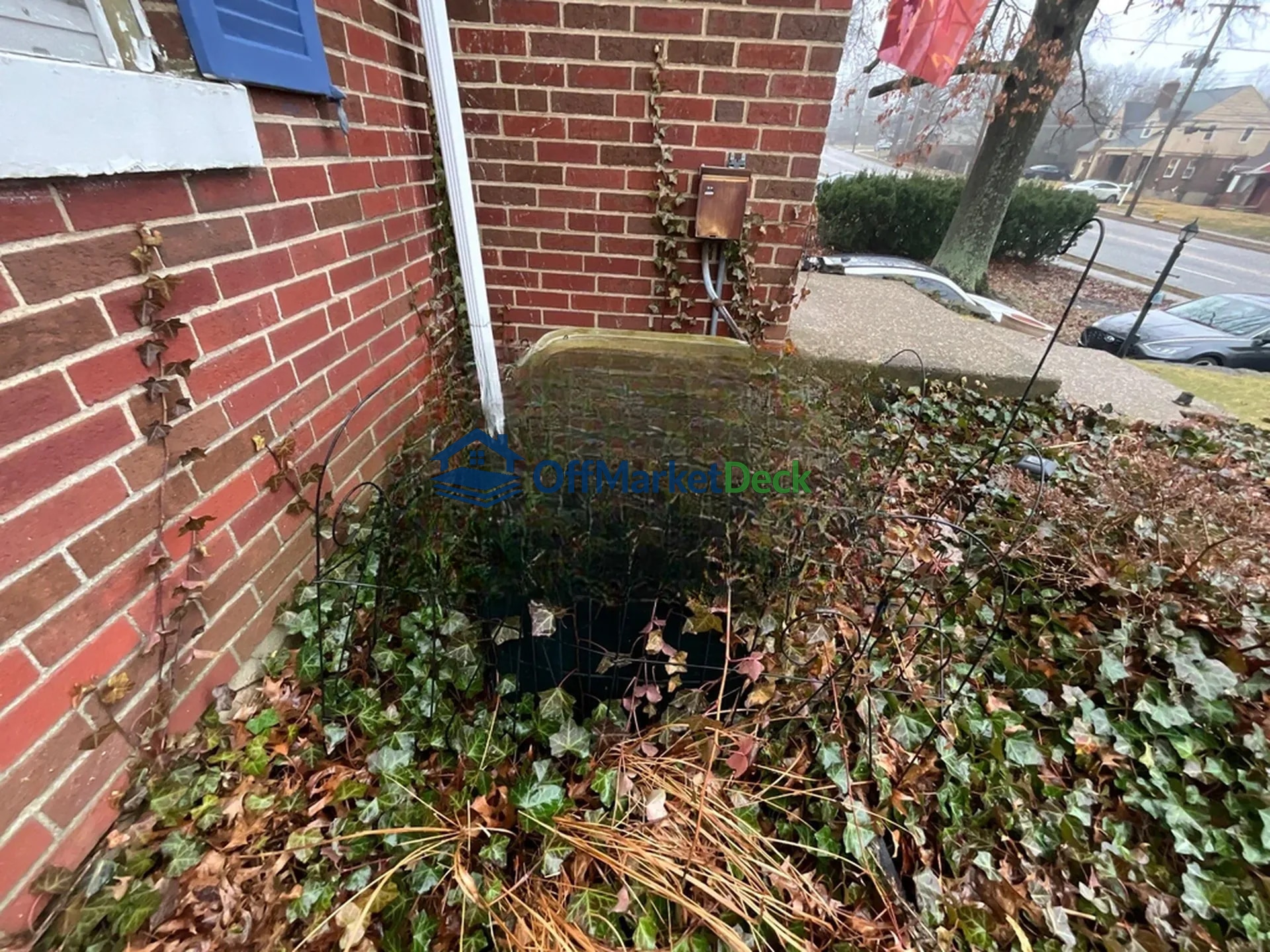 Off-market house in Cincinnati, Ohio — 3 beds, 2 baths, $163,500 - Blurred background Image