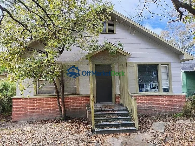 Off-market house in Mobile, Alabama — 3 beds, 1.5 baths, $79,000 - Blurred background Image