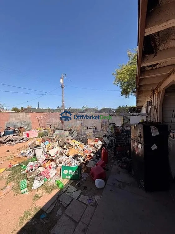 Off-market house in Phoenix, Arizona — 3 beds, 2 baths, $242,900 - Blurred background Image