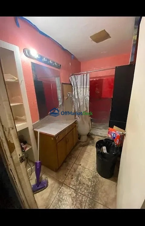 Off-market house in Phoenix, Arizona — 4 beds, 2.5 baths, $260,000 - Blurred background Image