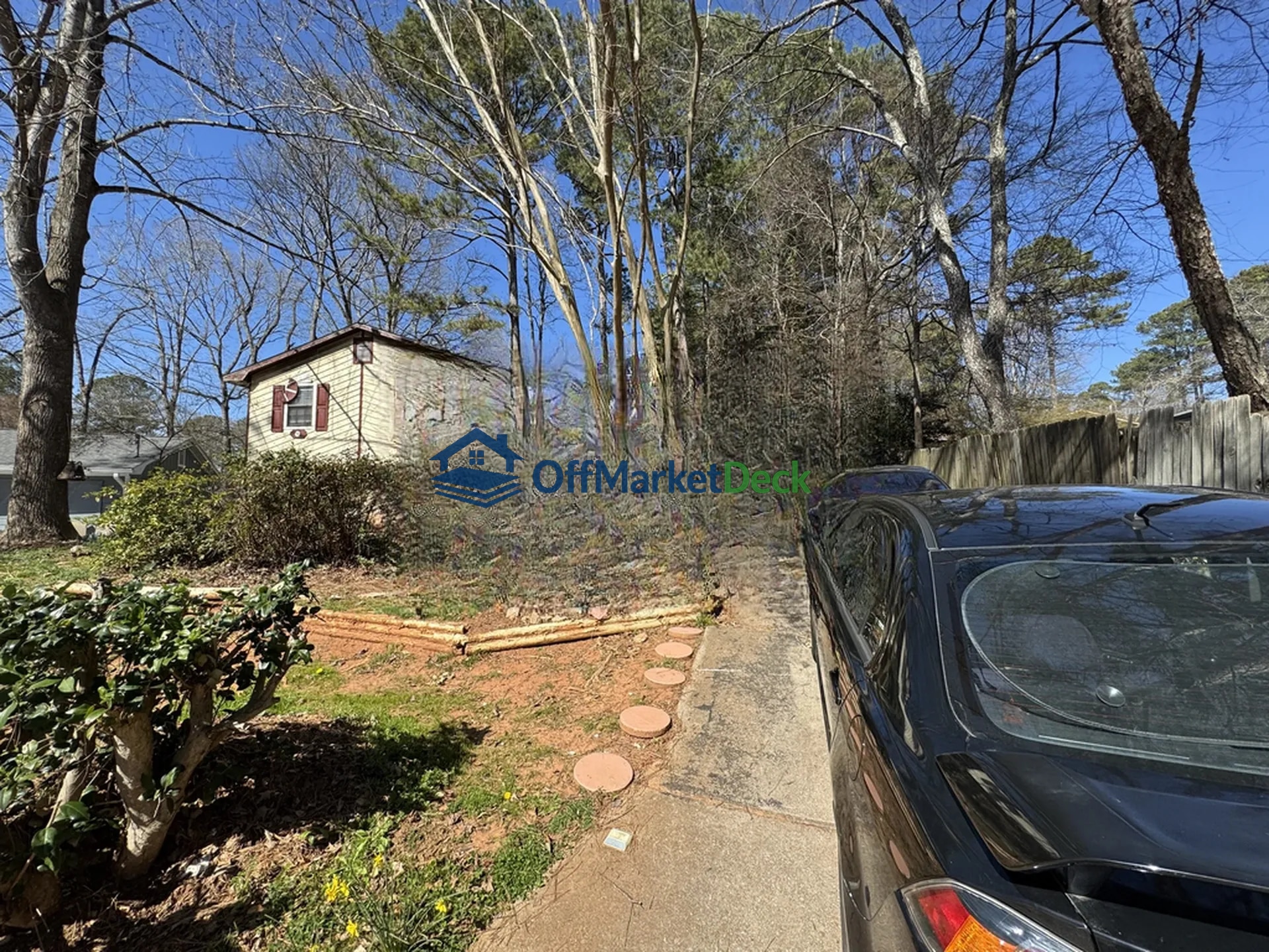 Off-market house in Lithonia, Georgia — 3 beds, 2.5 baths, $129,900 - Blurred background Image