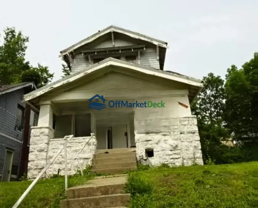 Off-market house in Kansas City, Missouri — 3 beds, 1.5 baths, $47,000 - Blurred background Image