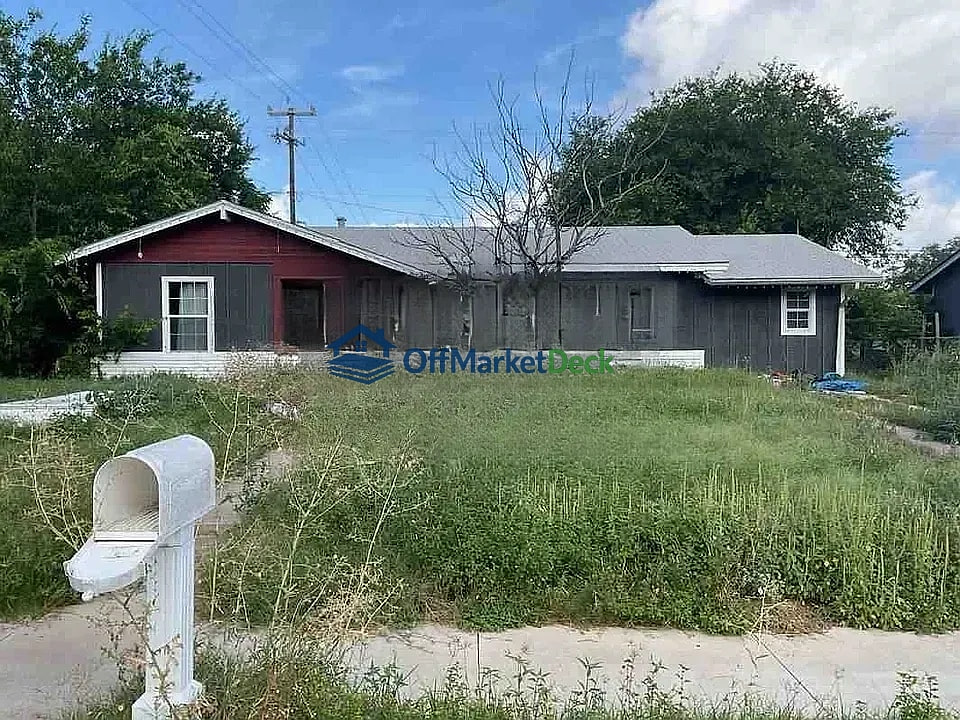 Off-market house in San Antonio, Texas — 3 beds, 2 baths, $145,000 - Blurred background Image
