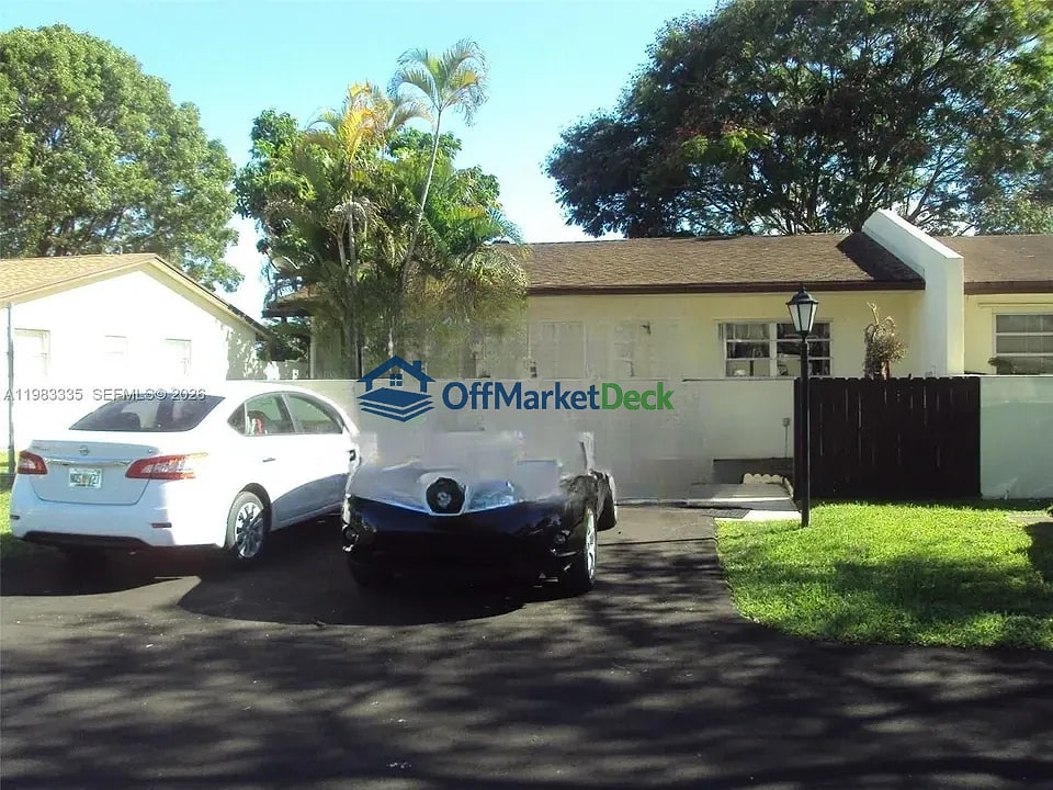 Off-market house in Miami, Florida — 3 beds, 2 baths, $389,900 - Blurred background Image