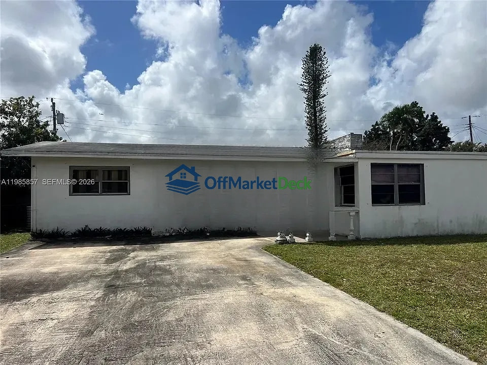 Off-market house in Miami, Florida — 4 beds, 1.5 baths, $420,000 - Blurred background Image