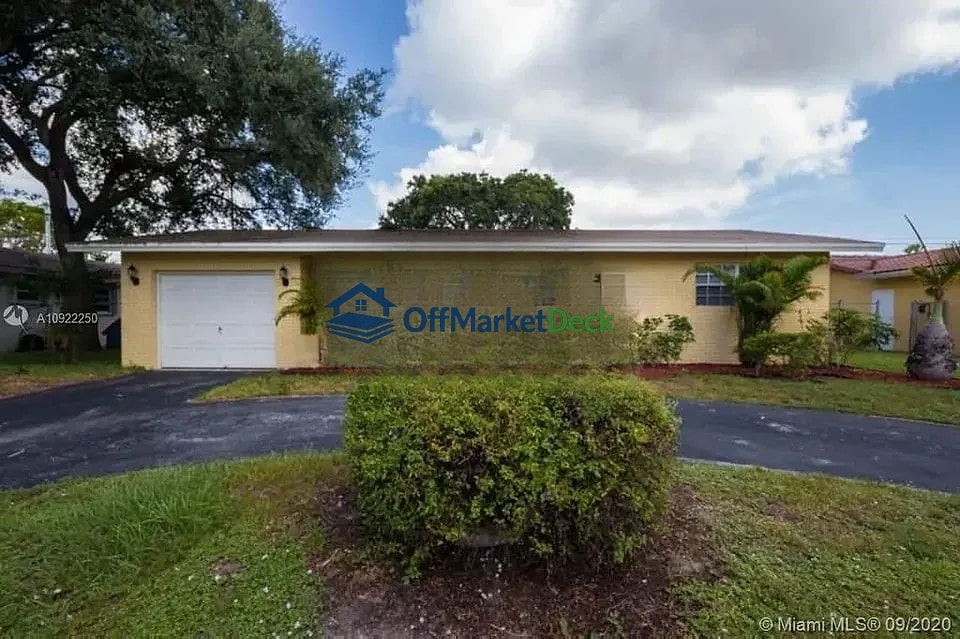 Off-market house in Hollywood, Florida — 4 beds, 2 baths, $569,900 - Blurred background Image