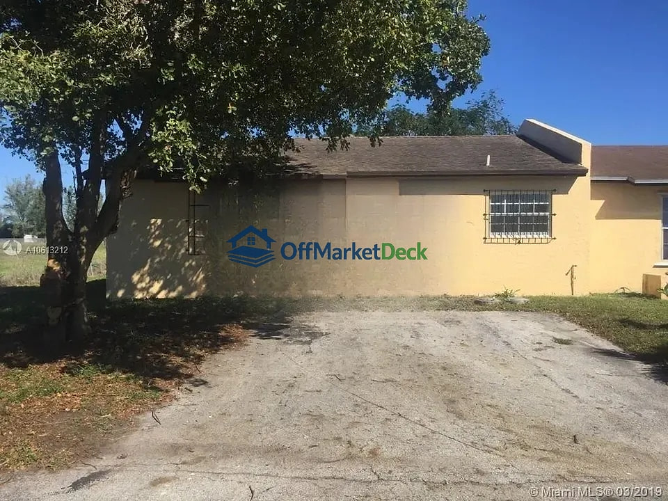 Off-market house in Miami Gardens, Florida — 3 beds, 2 baths, $335,000 - Blurred background Image