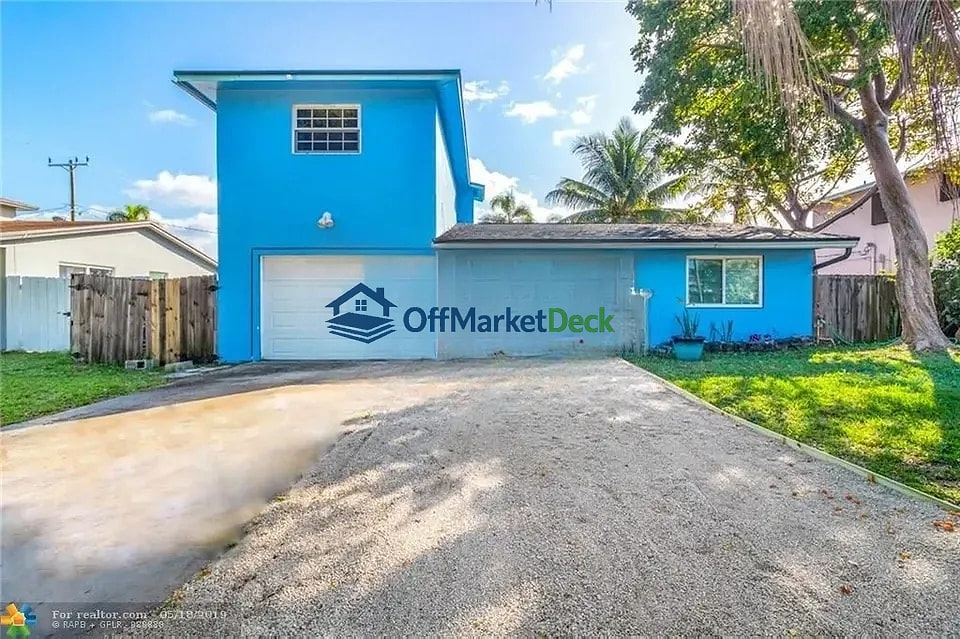 Off-market house in Hollywood, Florida — 3 beds, 2 baths, $499,000 - Blurred background Image