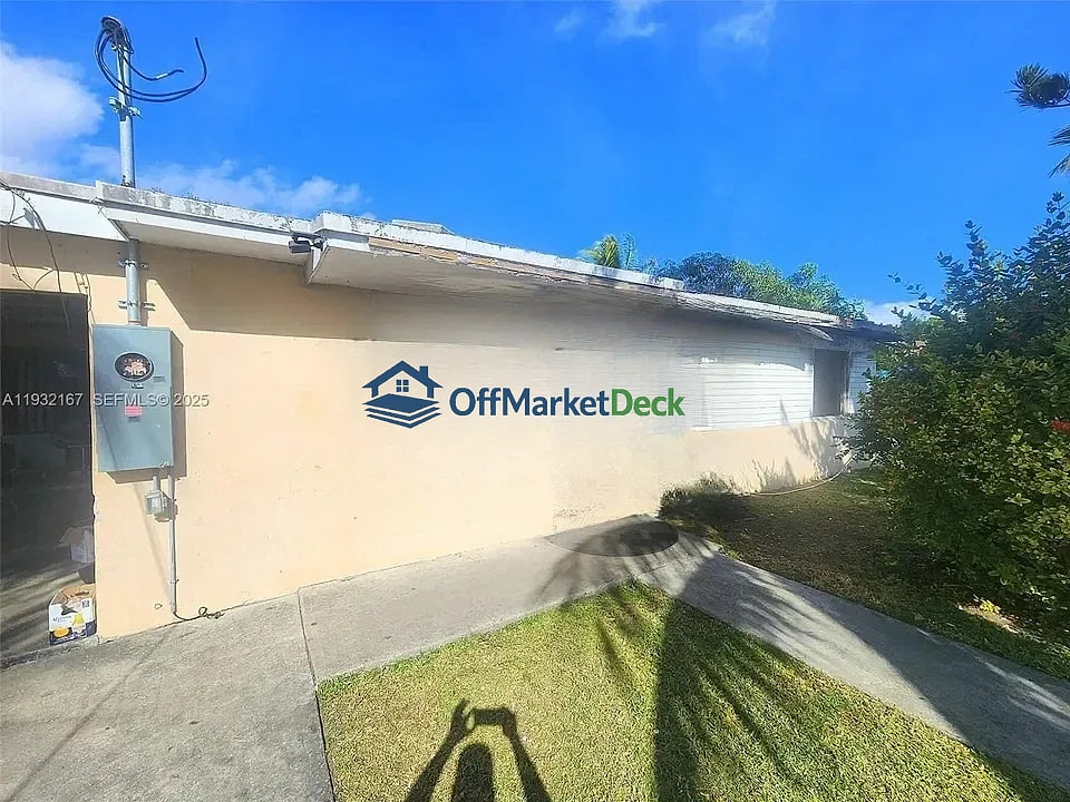 Off-market house in Miami, Florida — 4 beds, 2 baths, $335,000 - Blurred background Image