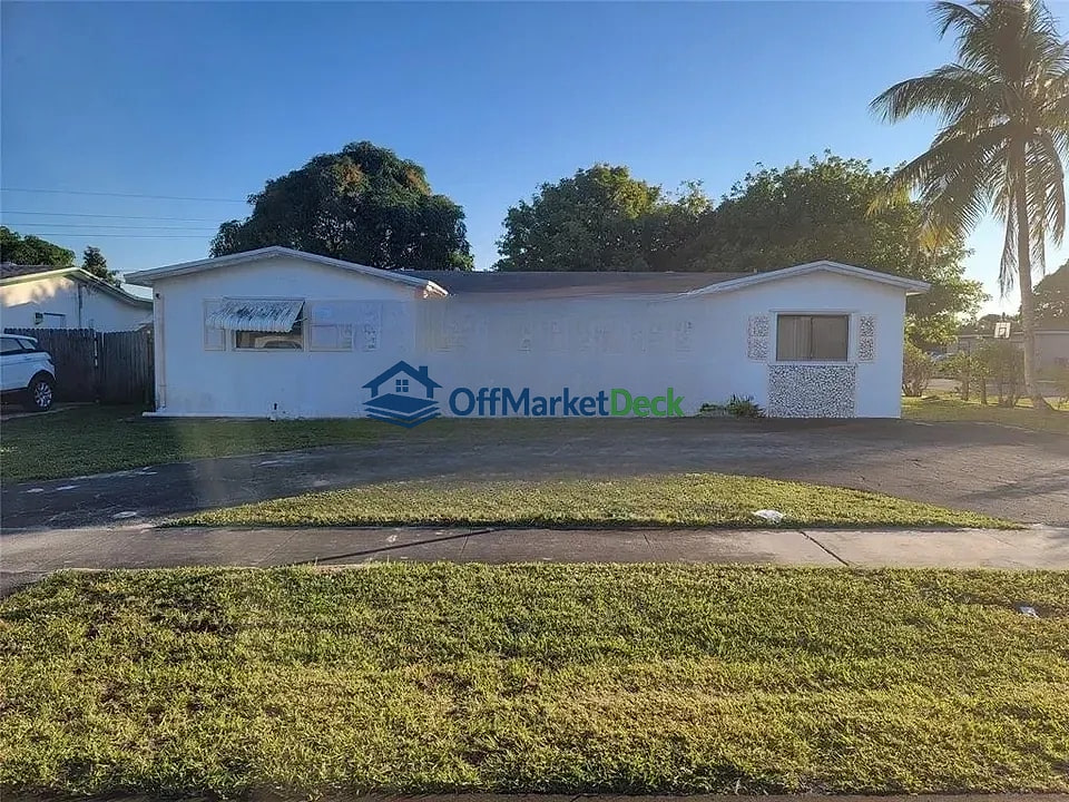 Off-market house in Fort Lauderdale, Florida — 4 beds, 3 baths, $384,000