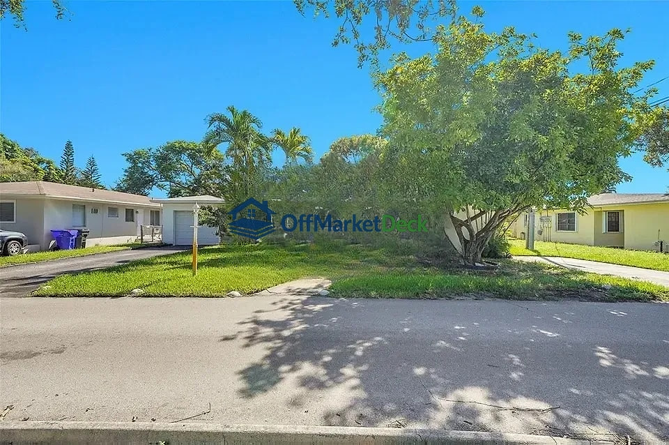 Off-market house in Hollywood, Florida — 2 beds, 2 baths, $599,900 - Blurred background Image