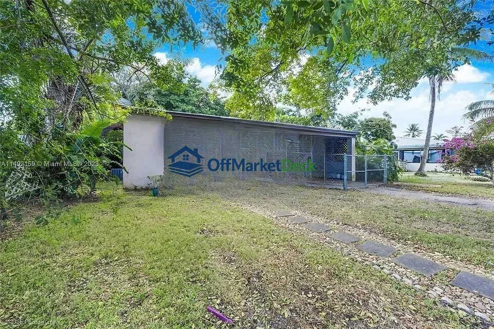 Off-market house in Hollywood, Florida — 3 beds, 2 baths, $389,000 - Blurred background Image