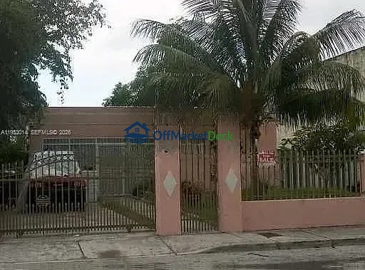 Off-market house in Miami, Florida — 3 beds, 2 baths, $604,900 - Blurred background Image