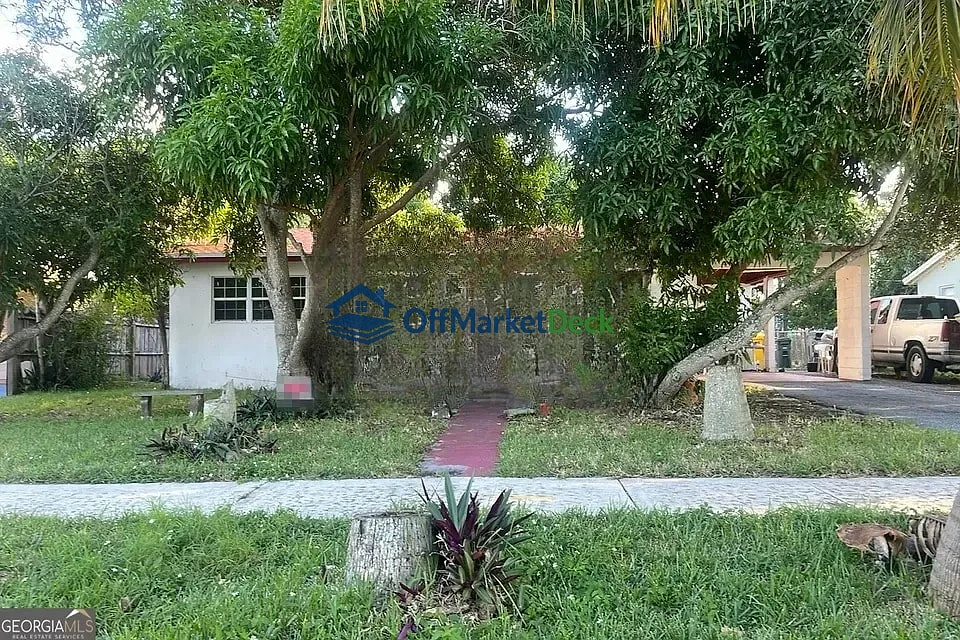 Off-market house in West Palm Beach, Florida — 5 beds, 2 baths, $369,000
