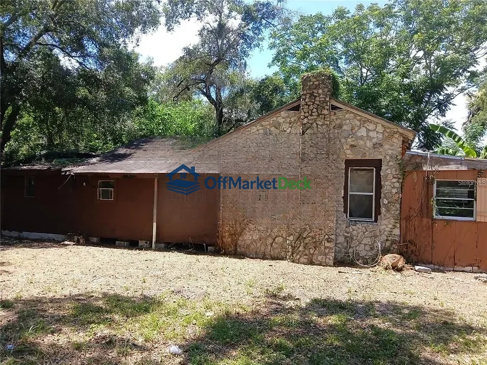 Off-market house in Leesburg, Florida — 3 beds, 1 bath, $67,900 - Blurred background Image