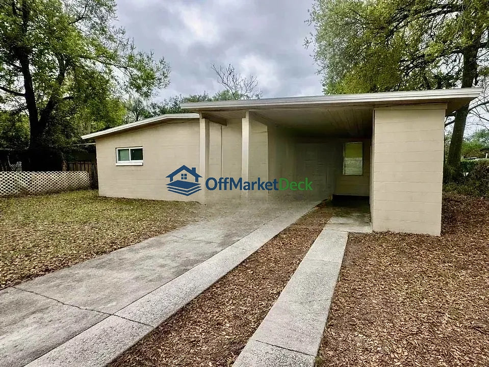 Off-market house in Orlando, Florida — 4 beds, 2 baths, $174,900 - Blurred background Image