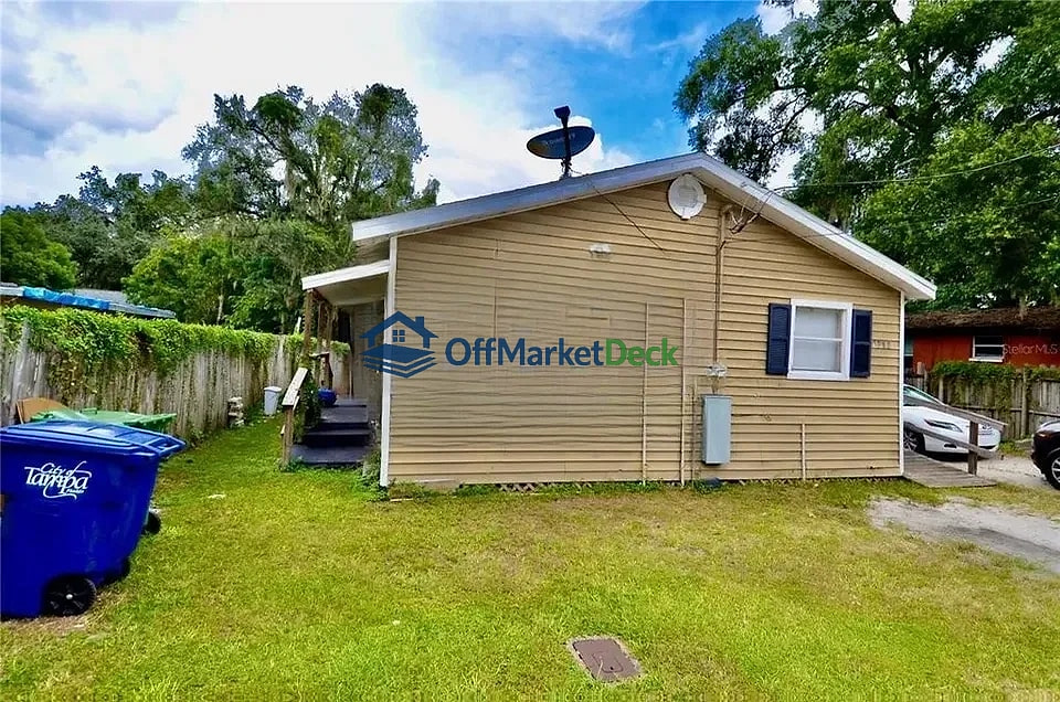 Off-market house in Tampa, Florida — 3 beds, 2 baths, $147,500 - Blurred background Image
