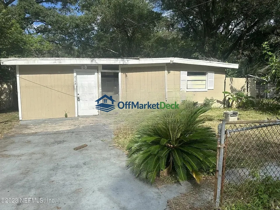 Off-market house in Jacksonville, Florida — 4 beds, 2 baths, $103,000 - Blurred background Image