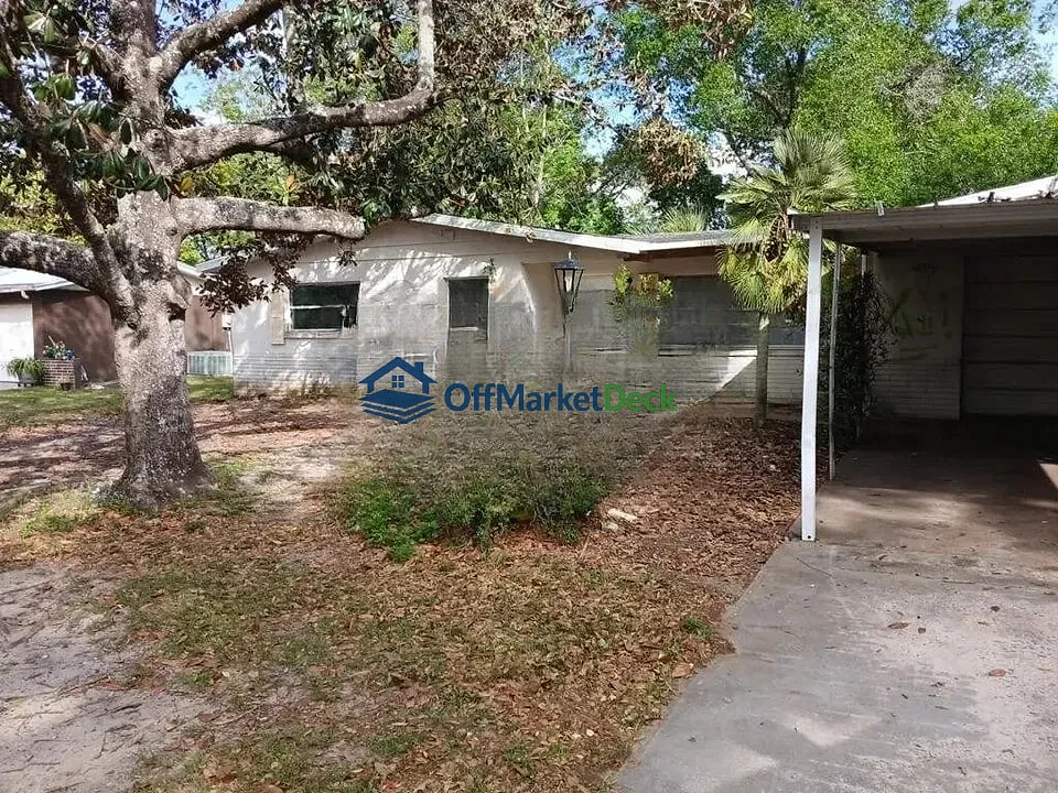 Off-market house in Beverly Hills, Florida — 3 beds, 2 baths, $134,990 — photo 3 of 4