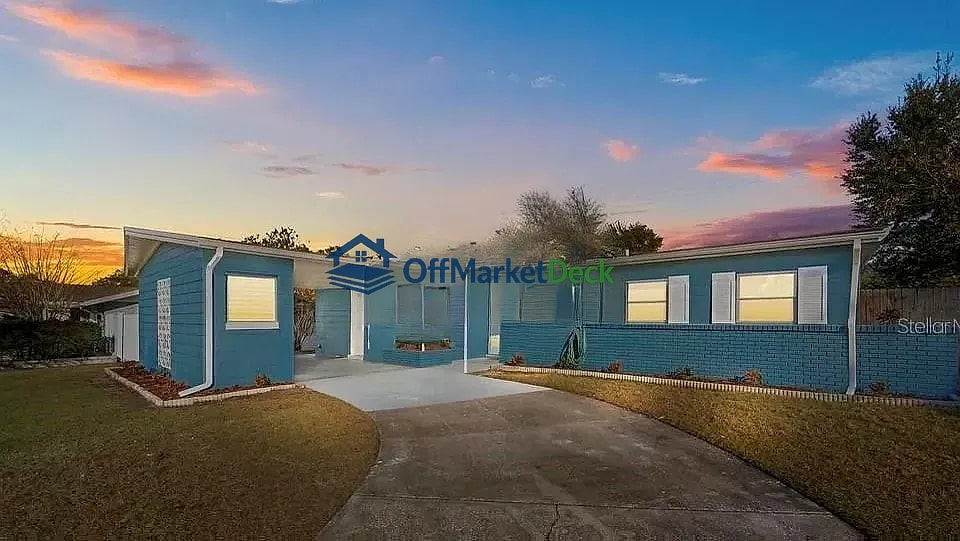 Off-market house in Orlando, Florida — 3 beds, 2 baths, $359,900 - Blurred background Image