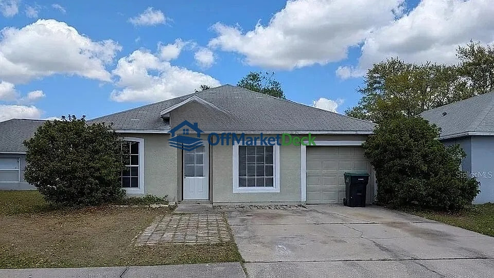 Off-market house in Orlando, Florida — 4 beds, 2 baths, $277,900 - Blurred background Image