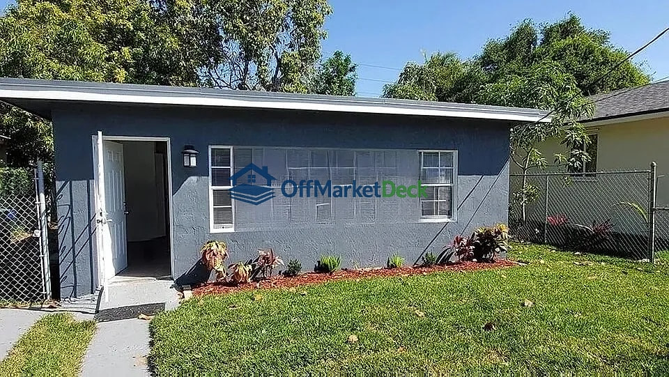 Off-market house in Miami, Florida — 2 beds, 1 bath, $264,900 - Blurred background Image