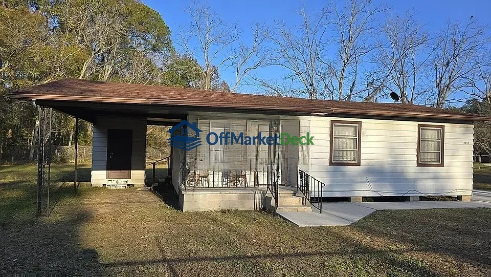 Off-market house in Jacksonville, Florida — 3 beds, 1 bath, $191,900 - Blurred background Image