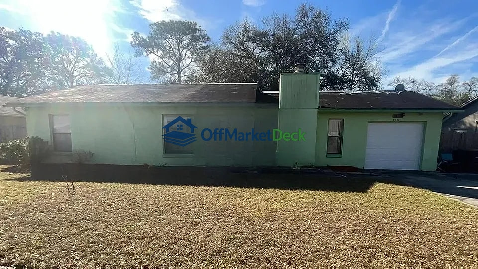 Off-market house in Jacksonville, Florida — 3 beds, 2 baths, $177,900 - Blurred background Image