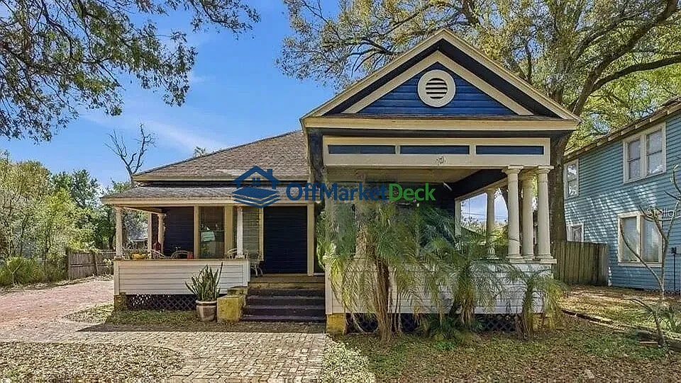 Off-market house in Tampa, Florida — 2 beds, 2 baths, $187,900 - Blurred background Image