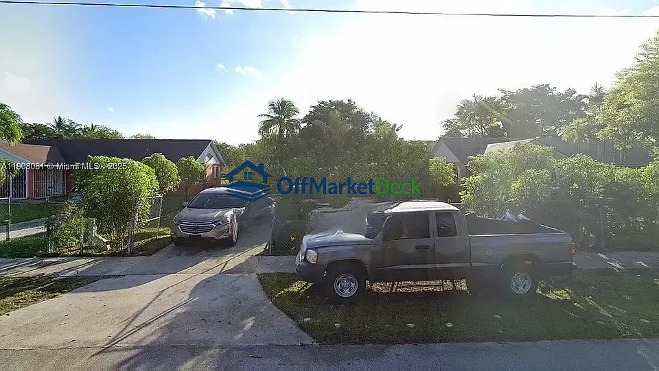 Off-market house in Miami, Florida — 3 beds, 1 bath, $319,900 - Blurred background Image