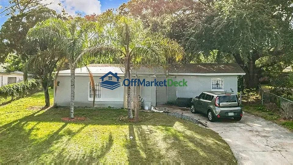Off-market house in Orlando, Florida — 4 beds, 2 baths, $282,900 - Blurred background Image