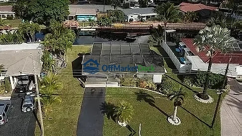 Off-market house in Oakland Park, Florida — 2 beds, 1 bath, $444,900 - Blurred background Image