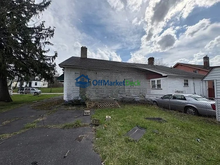 Off-market house in Cleveland, Ohio — 4 beds, 2 baths, $50,000 - Blurred background Image