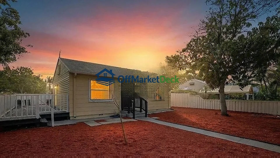 Off-market house in West Palm Beach, Florida — 3 beds, 2 baths, $382,900