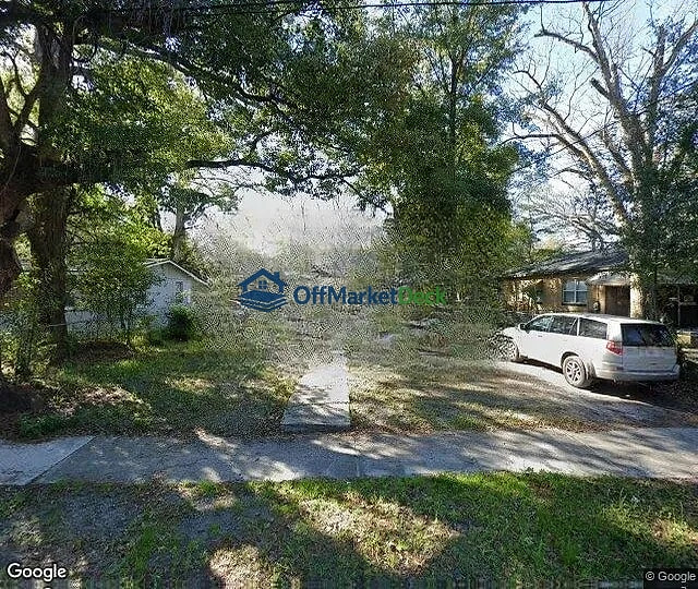 Off-market house in Jacksonville, Florida — 2 beds, 1 bath, $82,500 - Blurred background Image