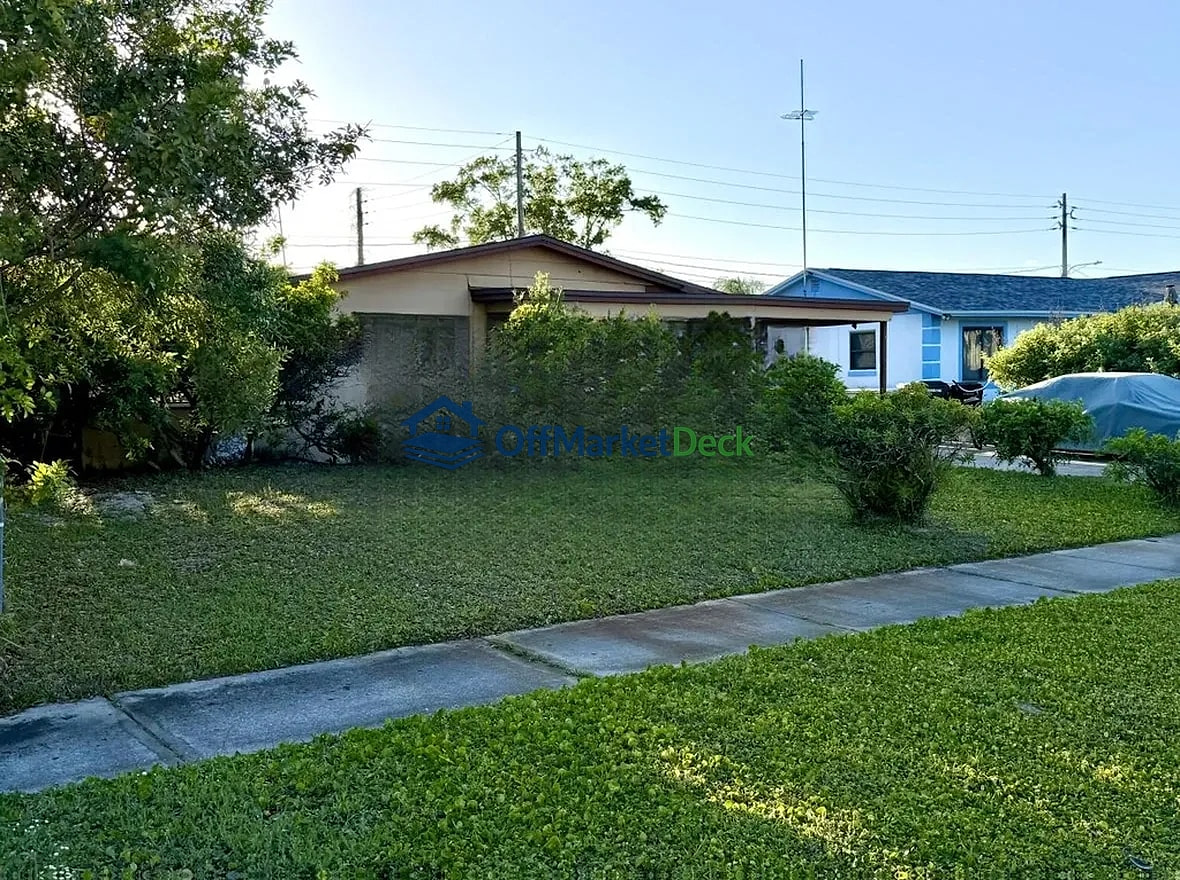 Off-market house in Orlando, Florida — 2 beds, 1 bath, $163,000 - Blurred background Image