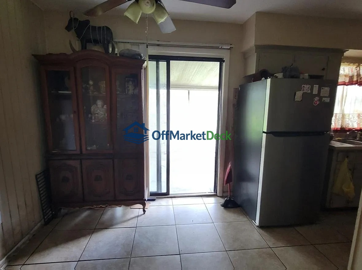 Off-market house in Orlando, Florida — 3 beds, 1 bath, $119,900 - Blurred background Image